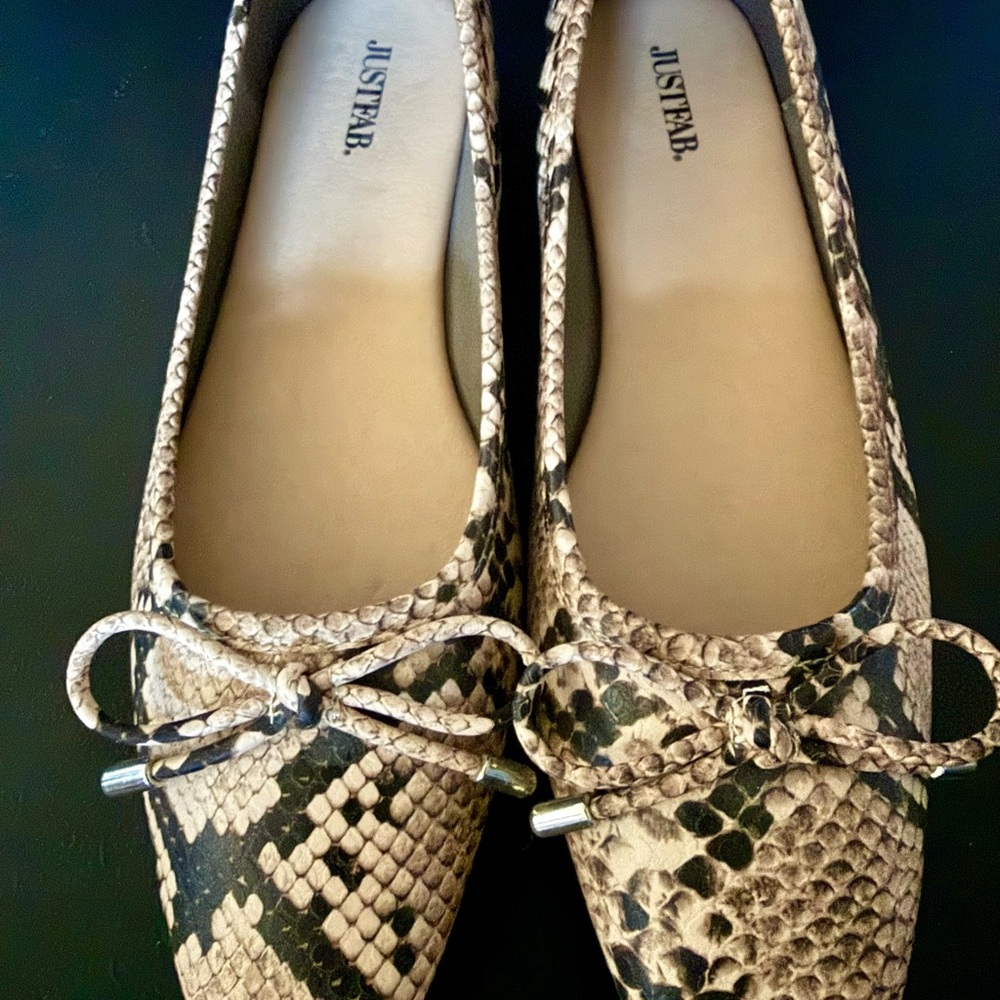 JustFab Women's Faux Snakeskin Flats size 8.5